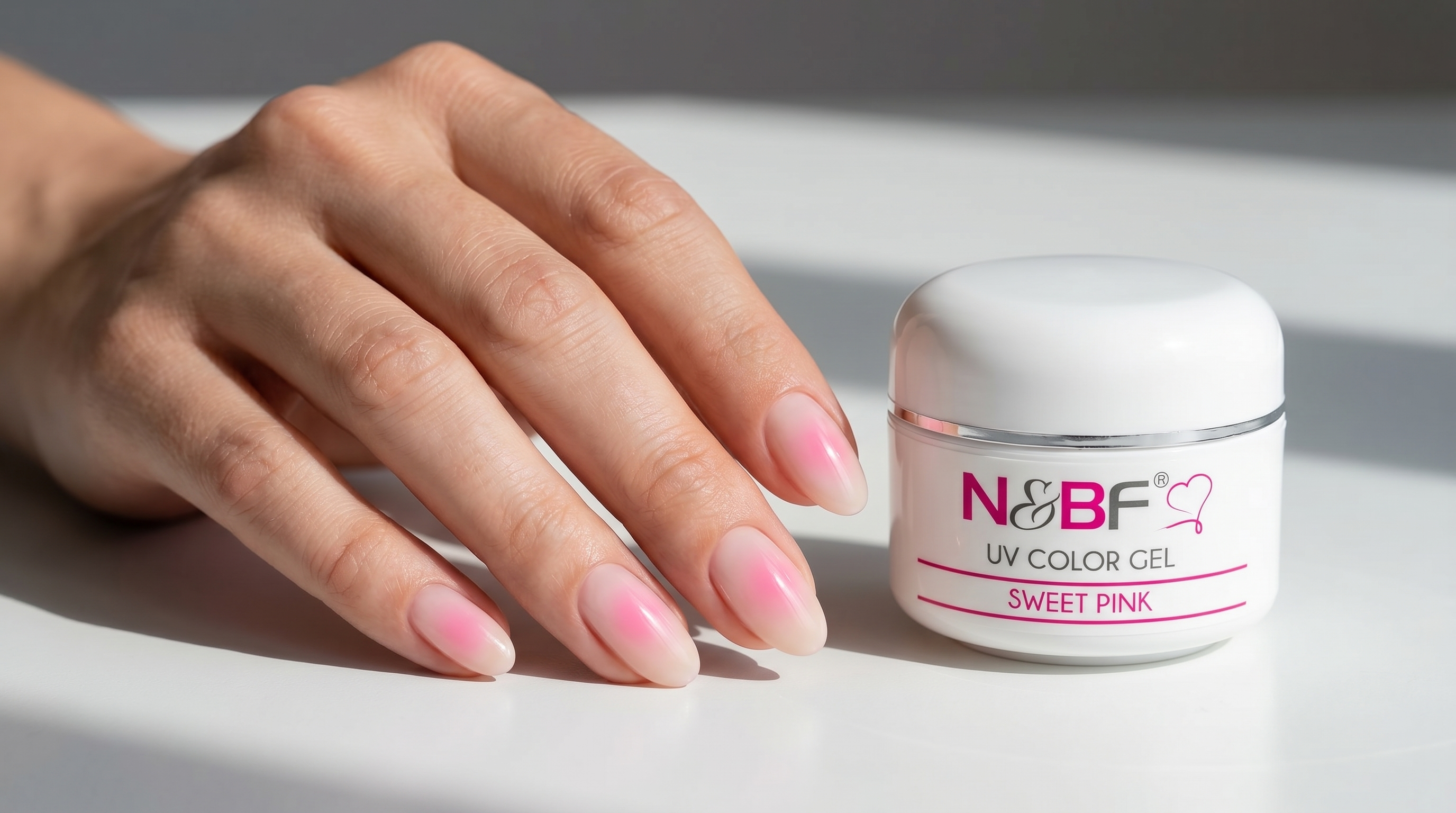 Aura Nägel mit weichem Farbglow in der Nagelmitte