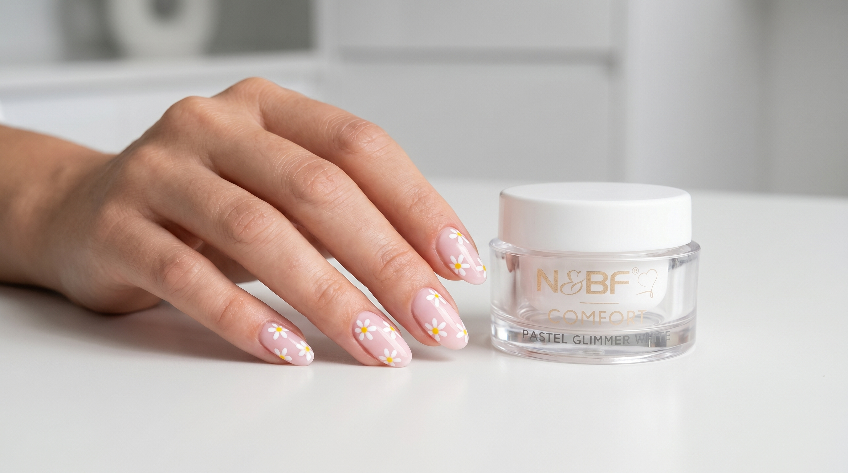 Flower Nails mit gemalten Blüten auf gepflegten Nägeln