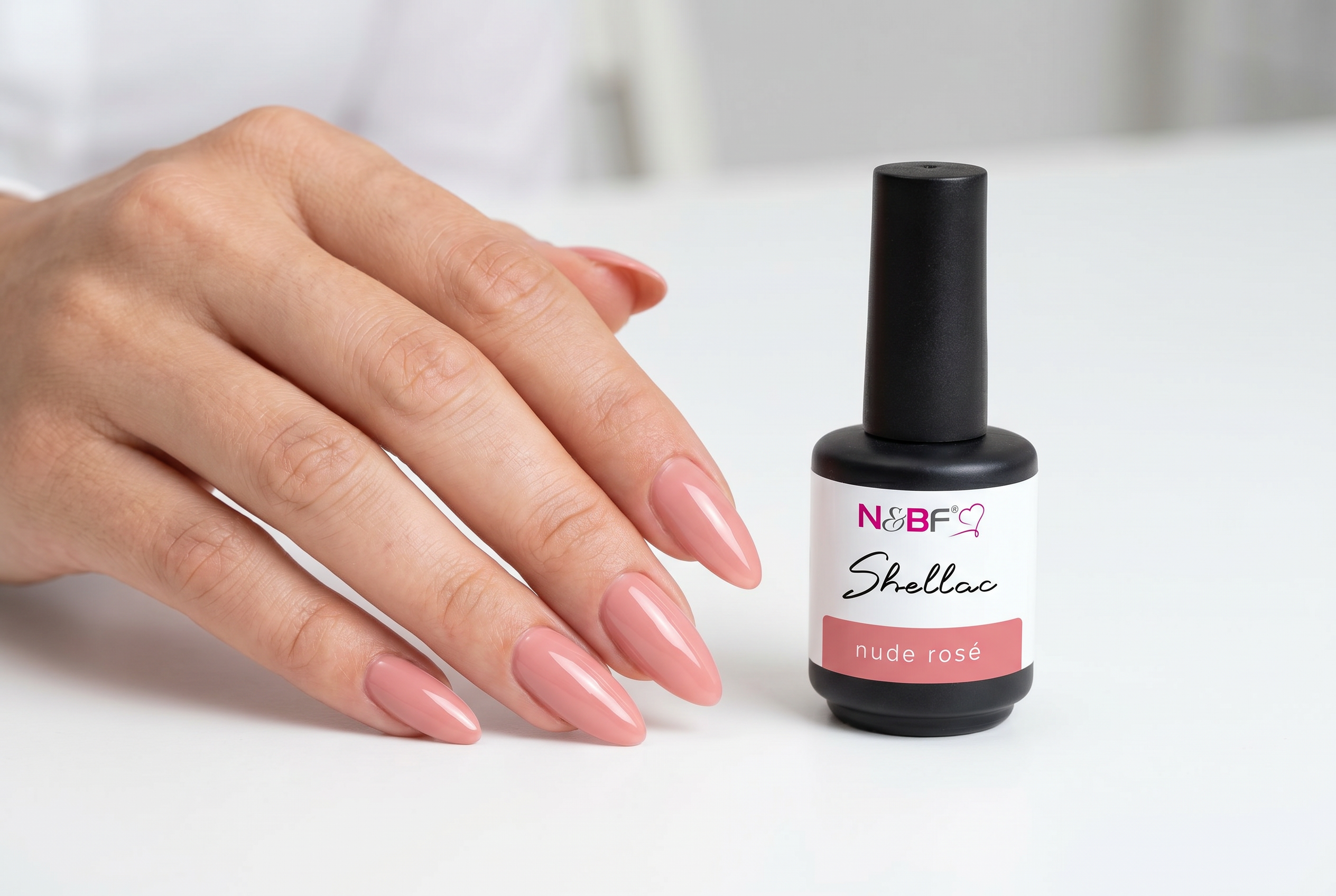 Shellac Nägel in glänzendem Rot auf gepflegten Händen
