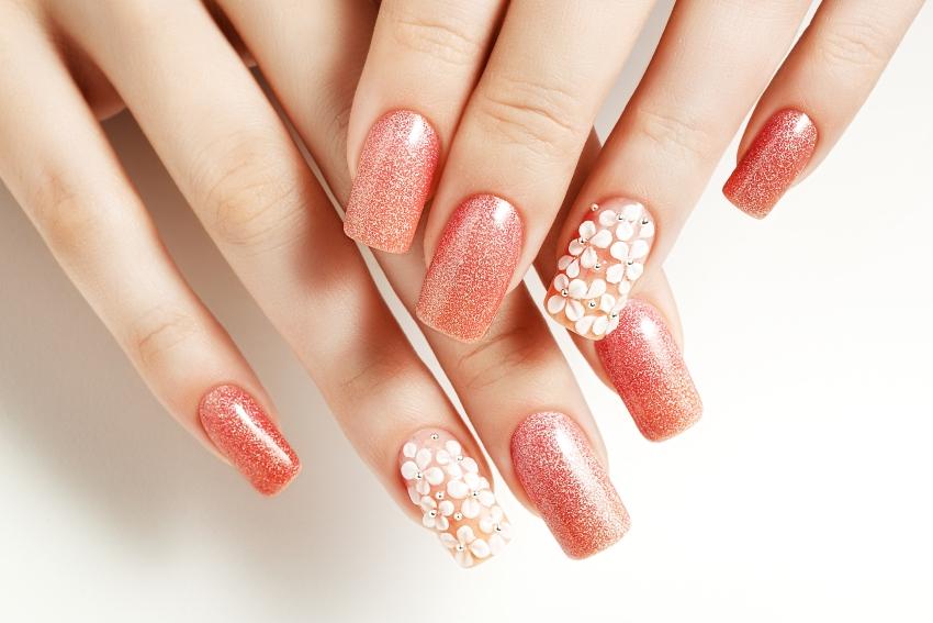 Das 3D Nageldesign sorgt für neugierige Blicke