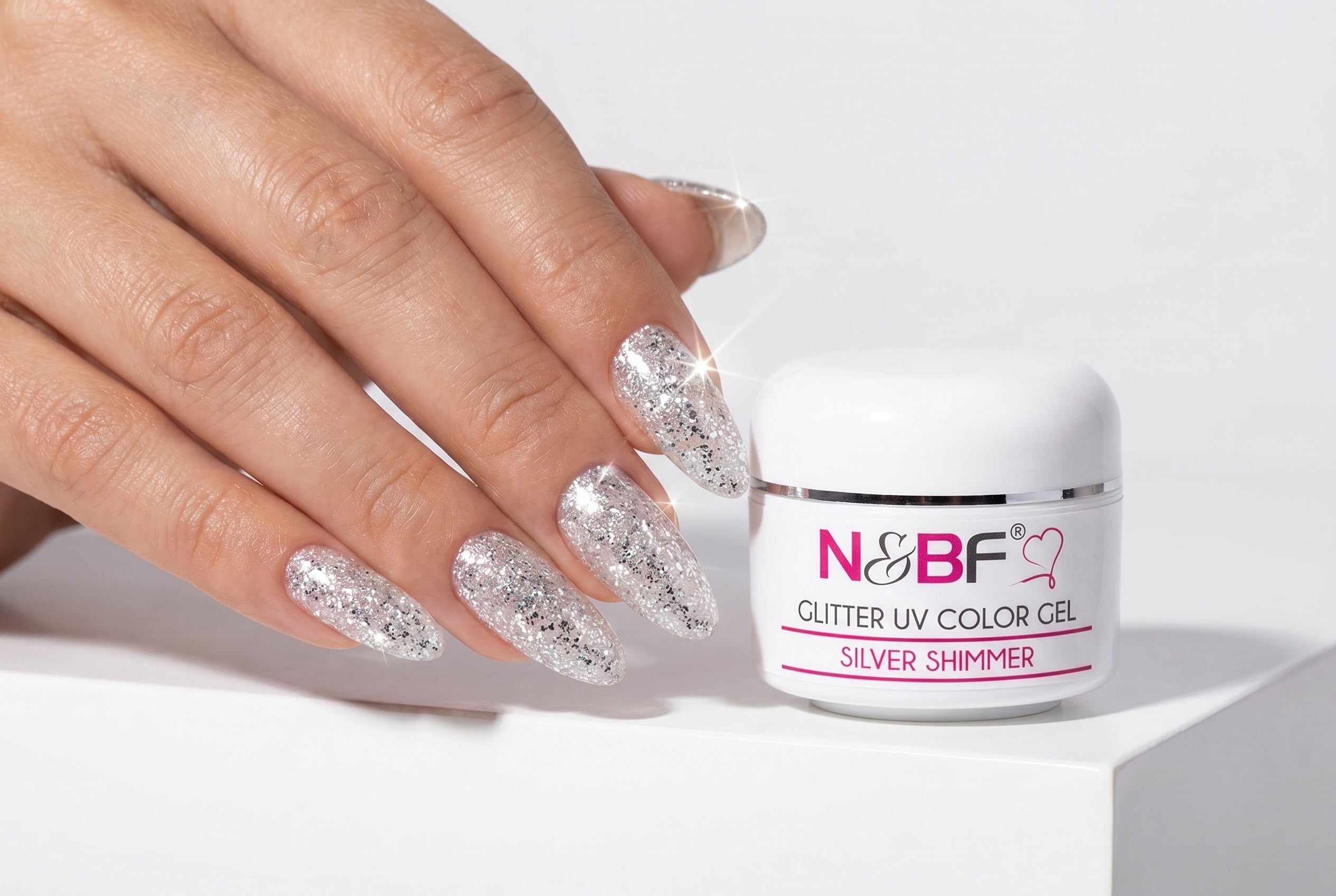 Funkelnde Glitzer-Nägel im Akzent-Look
