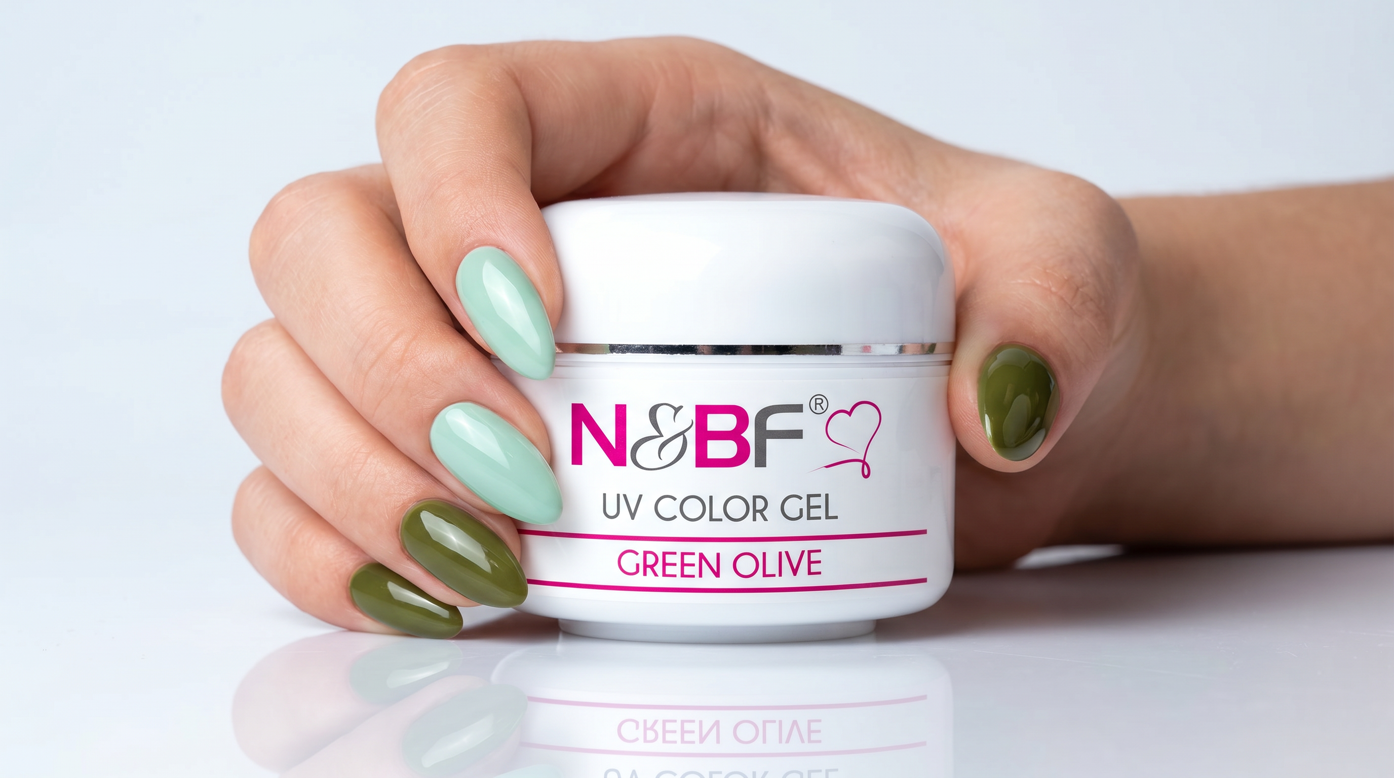 Grüne Nägel in Mint und Oliv mit dem N&BF UV Farbgel Green Olive