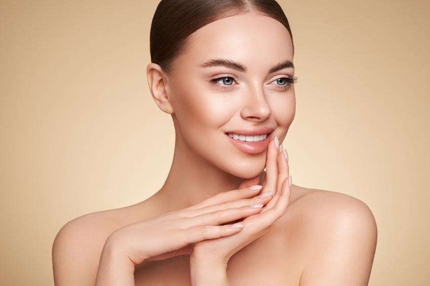 Natürliches Make-up und Nägel