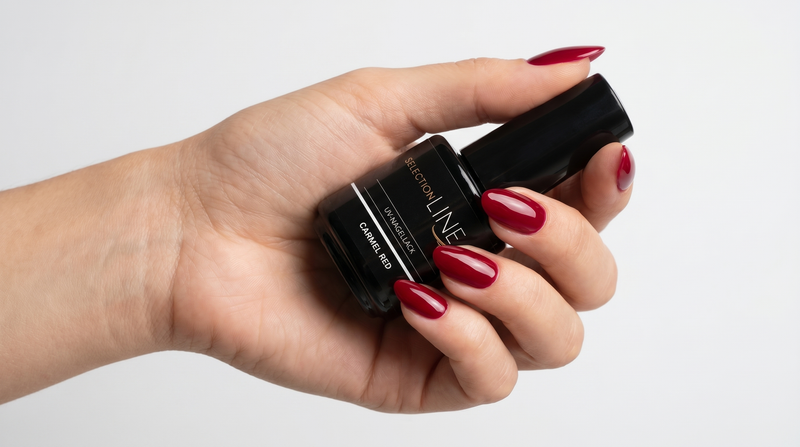 Tiefrote Nägel, Hand mit dem N&BF Selection Line UV-Nagellack Carmel Red