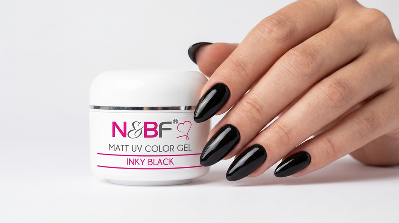 Glänzend schwarze Nägel mit dem N&BF Matt UV Color Gel Inky Black