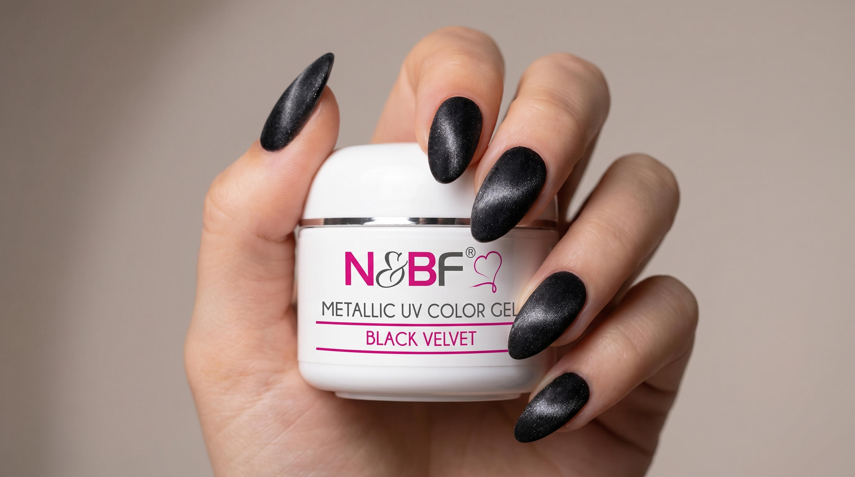 Velvet Nägel mit Samt-Schimmer und dem N&BF Metallic Gel Black Velvet