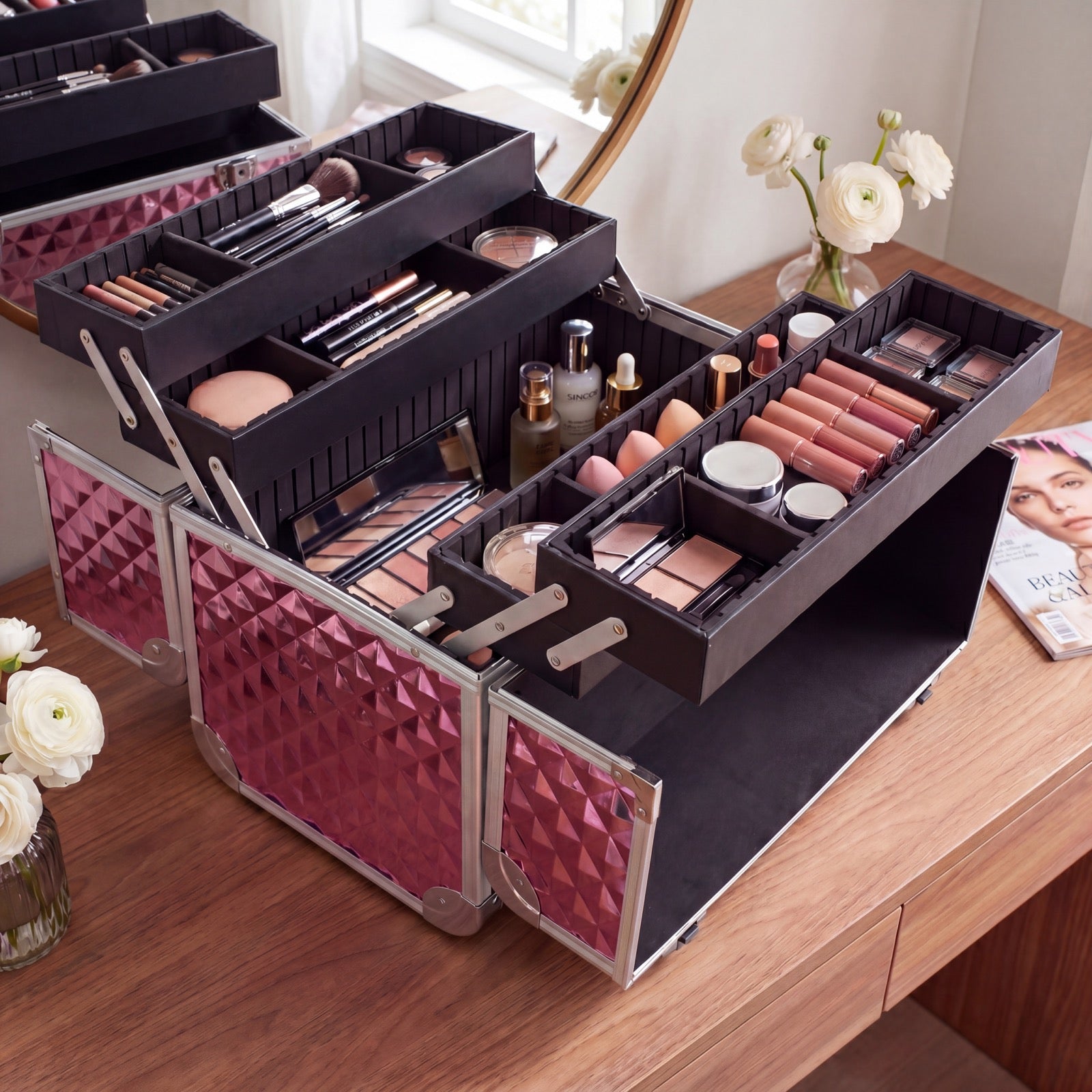 Rosé Kosmetikkoffer mit sortierten Beauty-Tools und Make-up